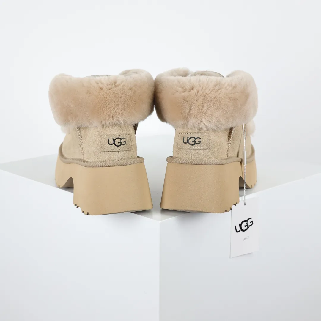 Pick up locally 💰700 Core recommended good price Independently developed original outsole, cashmere insole, keeping warm in winter, suitable for home use. In recent years, uug has launched a style series, which is partially skewed towards the preferences of young consumers, and has also been at the forefront of fashion trends. Shoe body material, water-repellent coated suede upper, 17mm UGGPURE™ implanted wool insole, lightweight non-slip and comfortable rubber outsole, with brand LOGO, complete packaging, size: 35 36 37 38 39 40